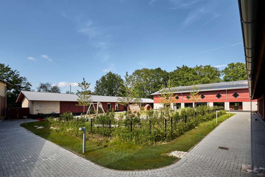 Dänemarks erster CO₂-neutraler Kindergarten, mit Stahlprofilen verkleidet, Børnehuset Grønnegården, Transformervej 3, 2860 Søborg
